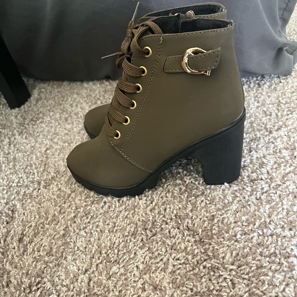 *NEVER WORN* Green Ankle Booties - Picture 3 of 4